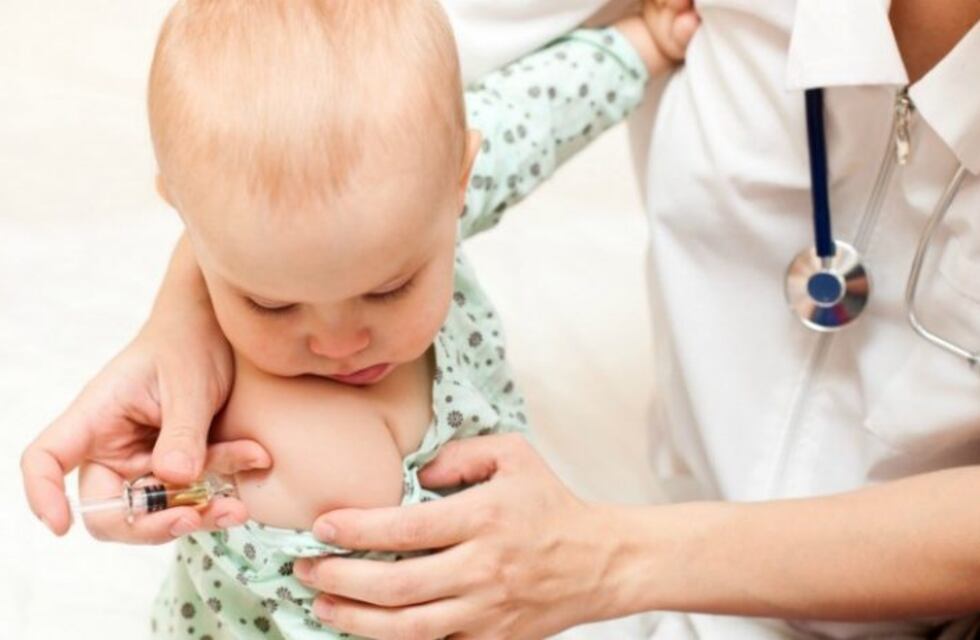 Llegaron pocas vacunas contra la meningitis y la Provincia ratificó que priorizará a los más chicos