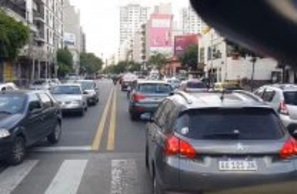 Cómo es conducir una ambulancia en código rojo por Buenos Aires