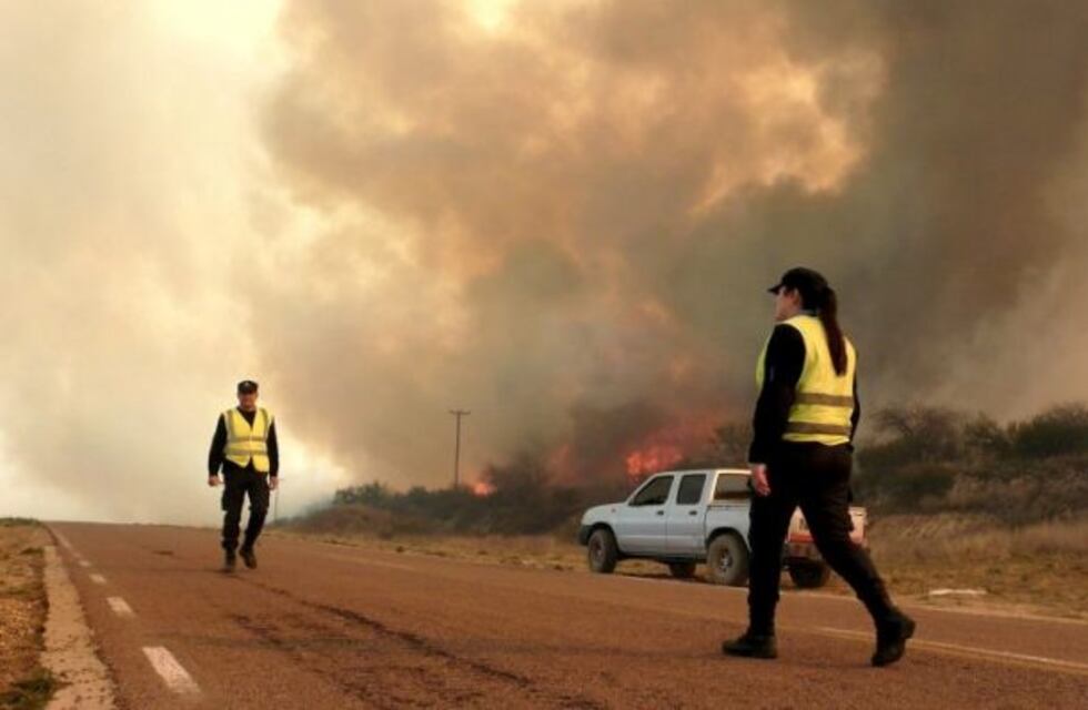Incendio descontrolado de grandes dimensiones entre Victorica y Carro Quemado