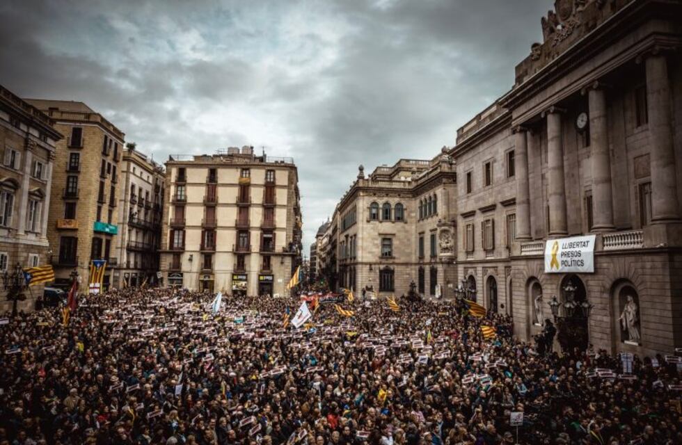 Miles de catalanes reclaman la libertad de los independentistas en una huelga masiva