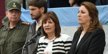 Bullrich le pidió trabajo estricto y cercano a la gente a los gendarmes puestos en funciones en Rosario\u002E (Leonardo Vincenti / La Capital)