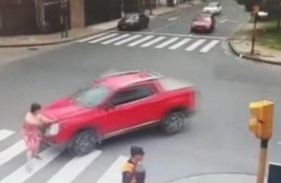 Una policía atropelló a una jubilada al confundir el freno con el acelerador