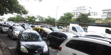 clima calor agobiante en la ciudadrnrnrn DYN24, BUENOS AIRES 23/02/2017, CAOS DE TRANSITO EN LA AV 9 DE JULIO POR MANIFESTACION DE LA CORRIENTE CLASISTA Y COMBATIVA (CCC) EN RECLAMO DE LA REGLAMENTACION DE LA LEY DE EMERGENCIA SOCIAL. FOTO:DYN/LILIANA SERVENTE ciudad de buenos aires piquete de la Corriente Clasista y Combativa CCC en el obelisco piquetes protestas cortes de calles piqueteros