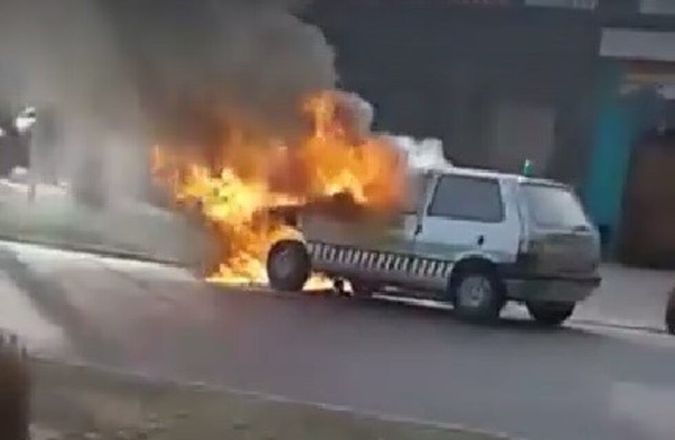 Pánico por el incendio del automóvil de una escuela de manejo
