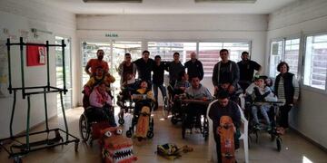 Alumnos de la Escuela Técnica nº 5 de Temperley crearon un skate adaptado para personas con discapacidad