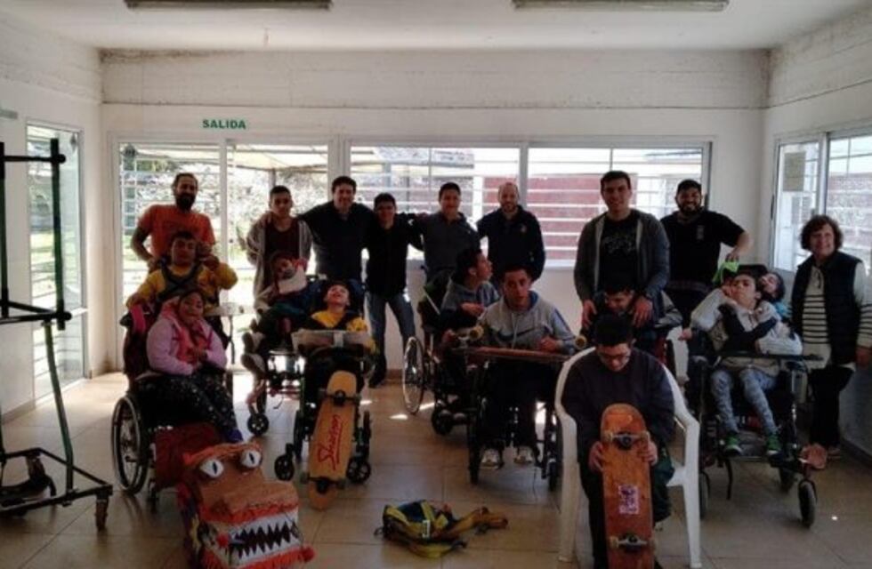 Alumnos de una escuela técnica crearon un skate adaptado para personas con discapacidad