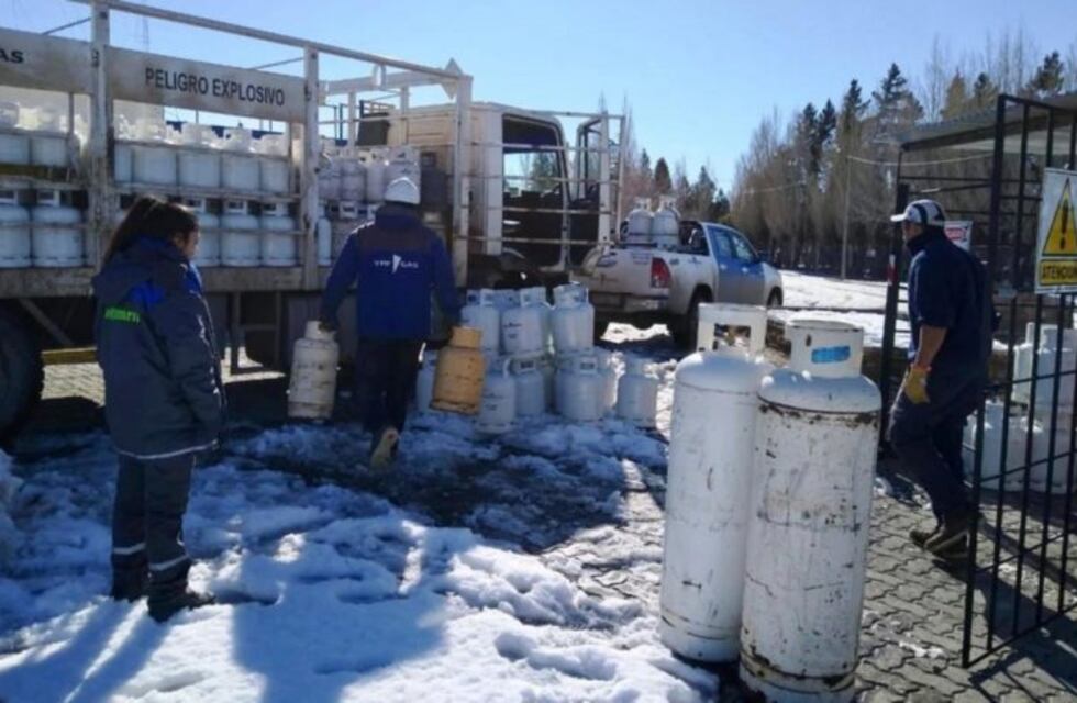 Petrominera reforzó la provisión de gas natural envasado en garrafas y cilindros para los pobladores de la zona