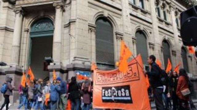 Reclamo de mu00e9dicos frente al Nodo de Salud.