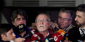 DYN201, BUENOS AIRES 03/07/2017, EL REFERENTE DEL SINDICATO DE VENDEDORES DE DIARIOS Y REVISTAS DE CAPITAL FEDERAL Y GRAN BUENOS AIRES (SIVENDIA), OMAR PLAINI, HABLA CON ANTE LOS MEDIOS PERIODOSTICOS ESTA NOCHE DE LA SEDE EN ESTA CIUDAD TRAS EL AYANAMIENTO REALIZADO A LO LARGO DEL DIA DE HOY\u002E FOTO: DYN/ALBERTO RAGGIO\u002E