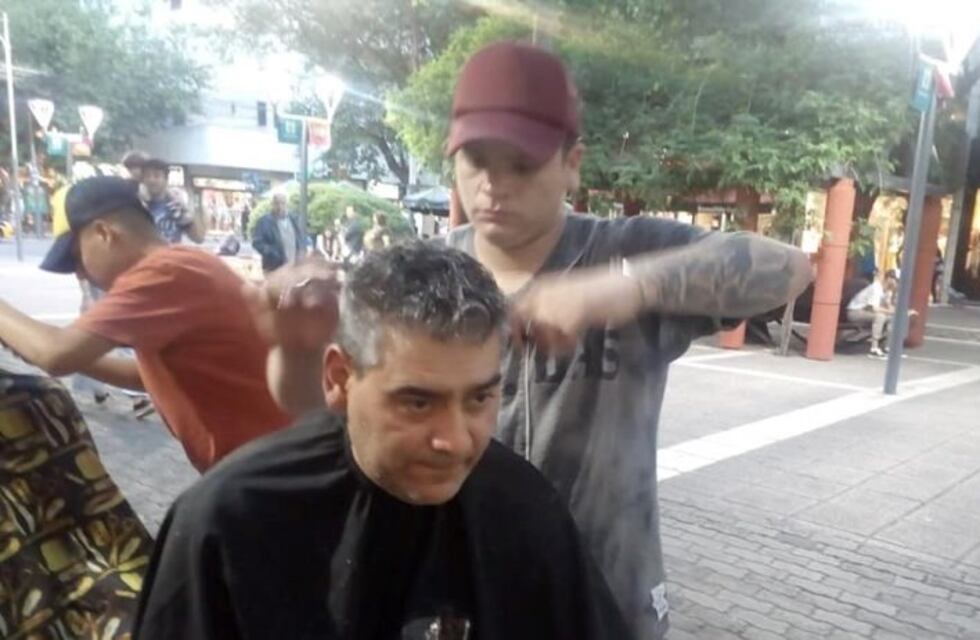 Ofrecen cortes de pelo gratis a indigentes en pleno centro de Mendoza