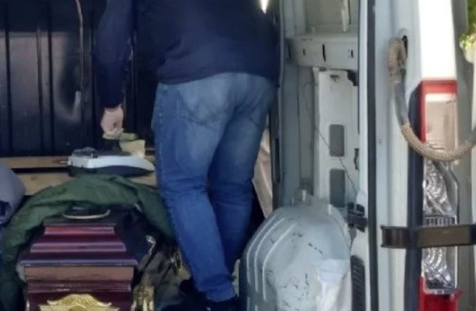 Llevaban droga y mucho dinero en una camioneta con ataúdes