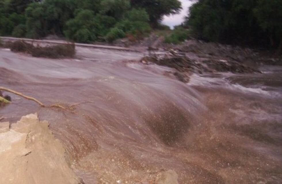 La crecida del río Miraflores se llevó un sifón del canal de riego