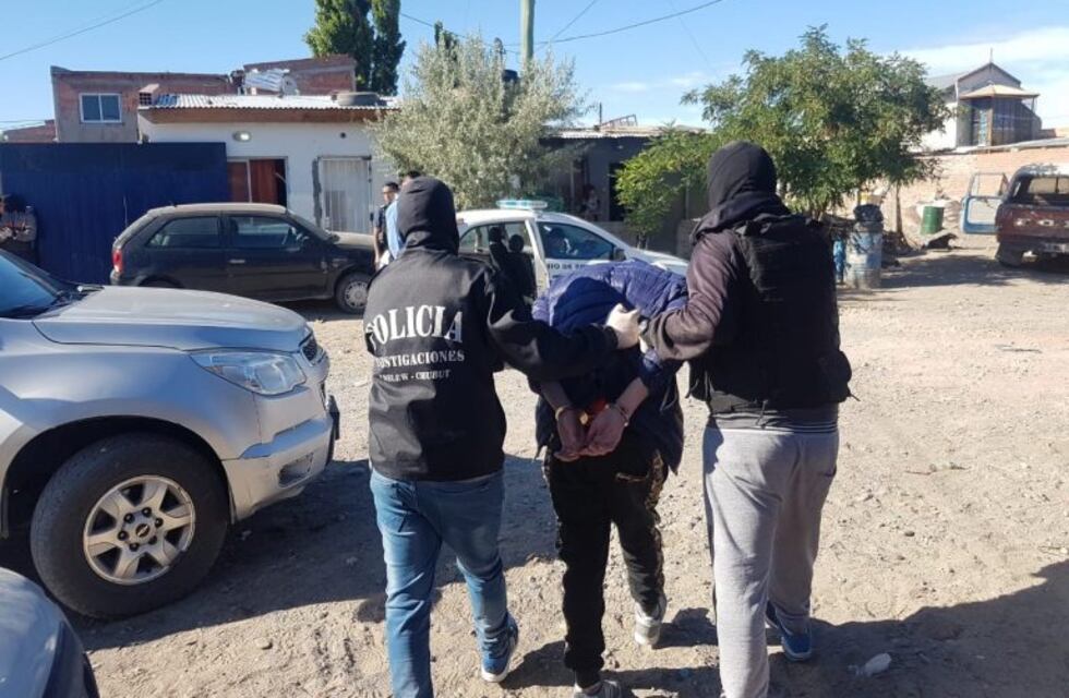 Allanamientos con detención de personas, secuestros de armas y drogas