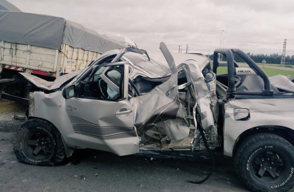 Un nene de 9 años herido tras el choque de una pickup con camiones cerca de la cárcel de Piñero