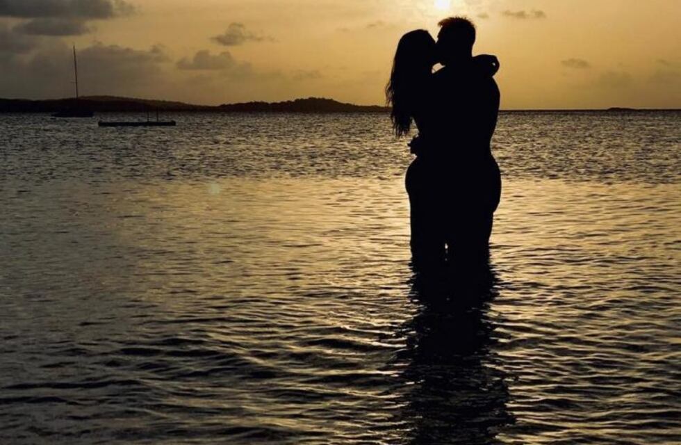 Messi mostró su rostro sin barba en una foto a puro amor con Antonella Roccuzzo en el mar
