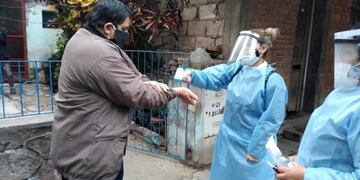 Personal de salud de Jujuy controla la temperatura a los vecinos.