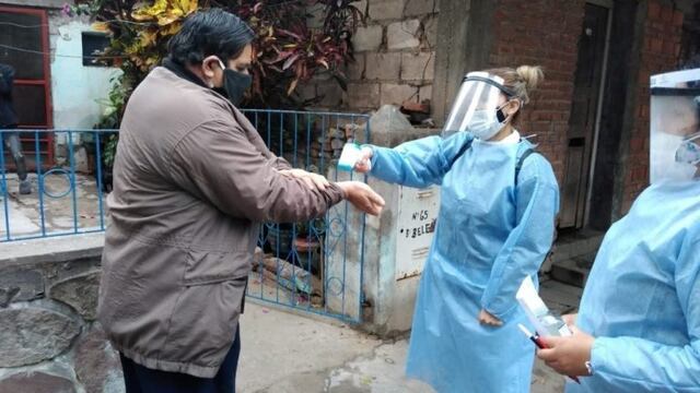 Personal de salud de Jujuy controla la temperatura a los vecinos.