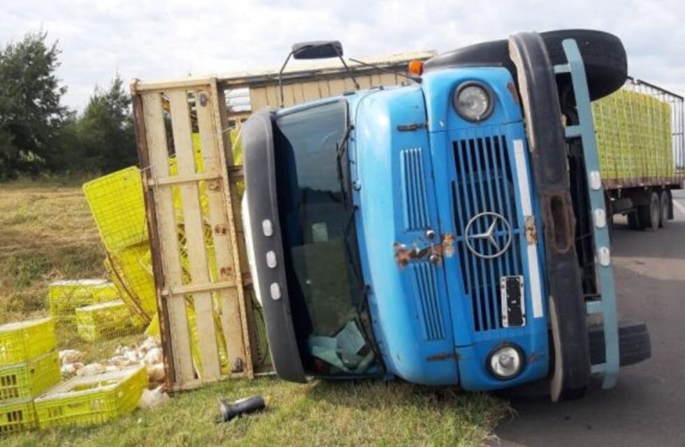 Autovia Artigas: vuelca un camión cargado con pollos