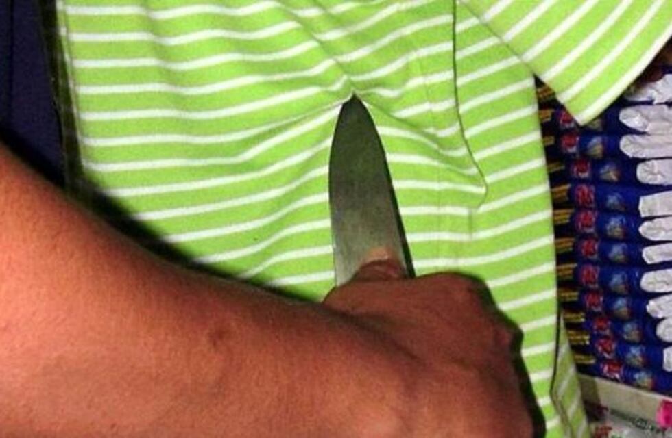 Arrestan a un adolescente por robar un celular a punta de cuchillo