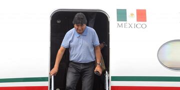 AME3626\u002E CIUDAD DE MÉXICO (MÉXICO), 12/11/2019\u002E- El expresidente de Bolivia Evo Morales saluda a su llegada este martes al Aeropuerto Internacional de la Ciudad de México (México)\u002E Evo Morales, quien renunció el domingo a la Presidencia de Bolivia, llegó este martes a México como asilado en un avión de la Fuerza Aérea Mexicana que partió anoche de Bolivia e hizo una escala en Paraguay antes de emprender una complicada ruta por la región\u002E EFE/ Mario Guzmán
