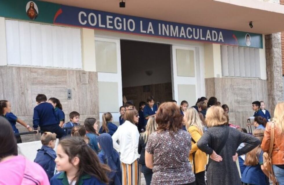 Curiosa multa de un colegio a los papás que retiran tarde a sus hijos