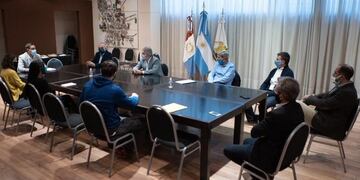 El intendente Martín Llaryora avanzó en la regulación de protocolos para las grandes superficies comerciales\u002E