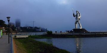 Guacurarí en un raro monumento metálico sobre el agua del Paraná, frente a la Costanera de Posadas\u002E (WEB)