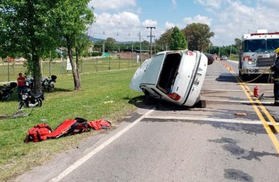 Tres heridos graves tras un impresionante choque en la autopista Córdoba - Carlos Paz