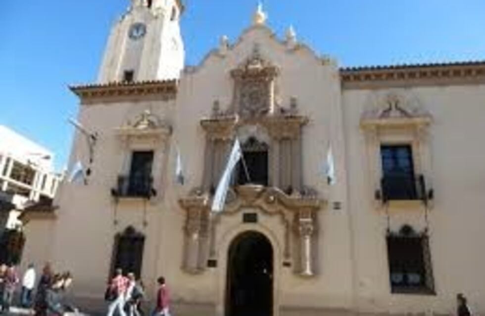 Coronavirus: cierran Ciencias Químicas, y el Monserrat y el Belgrano postergan inicio de clases