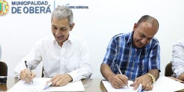 El intendente de Oberá firma el acuerdo de compra del terreno para el parque industrial\u002E (Oberaonline)