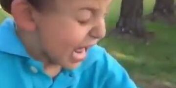 Niño llorando desesperado por un sapo en su cuerpo