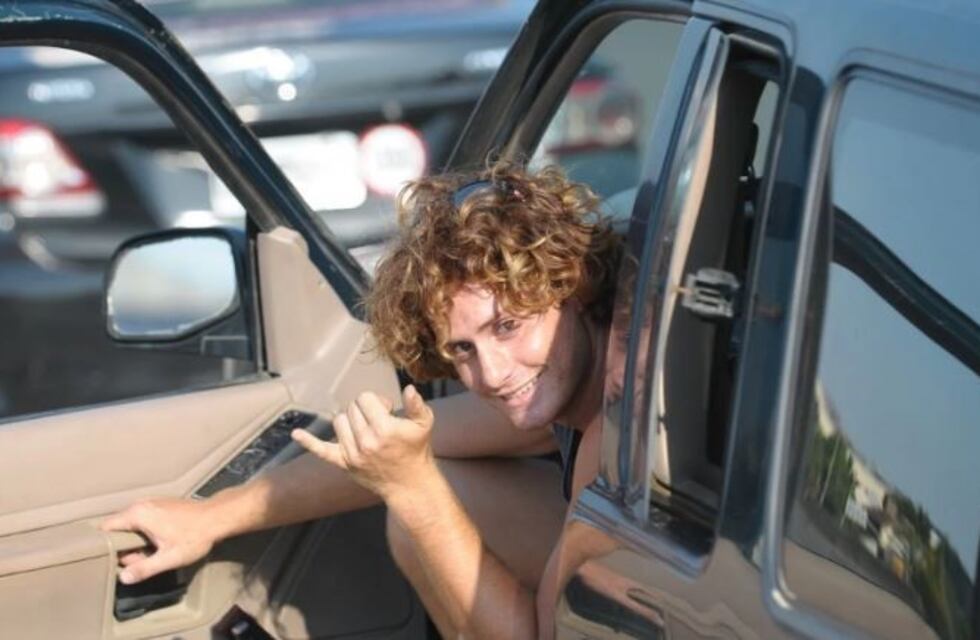 Ordenan la captura del surfer que regresó de Brasil y se escapó de su domicilio de Flores