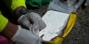 (FILES) In this file photo taken on August 10, 2017 members of the Colombian antinarcotics police test cocaine from a pack of a one-ton shipment seized to the country's biggest drug gang, the Gulf Clan, in a container with destination to Europe, in Buenaventura, Colombia's main port on the Pacific Ocean\u002E \r\n\r\nEurope is witnessing a \