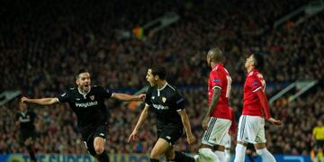 MCH01\u002E MANCHESTER (REINO UNIDO), 13/03/2018\u002E- Wissam Ben Yedder (2i) del Sevilla celebra luego de anotar su segundo gol hoy, martes 13 de marzo de 2018, durante un partido por la ronda de octavos de final de la Liga de Campeones de la UEFA entre el Manchester United y el Sevilla FC, en el estadio Old Trafford de la ciudad de Manchester (Reino Unido)\u002E EFE/Peter Powell