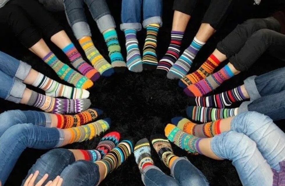 Este jueves todos a usar medias de distintos colores