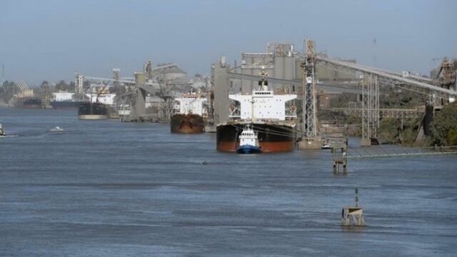 Barcos en la costa del ru00edo Paranu00e1, cerca del puerto de Rosario.