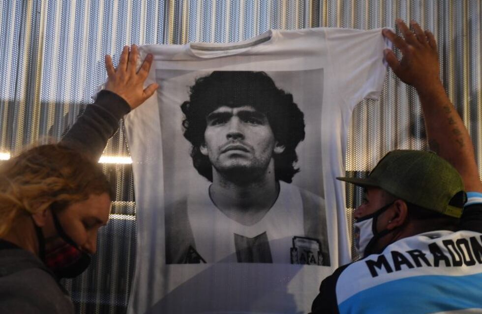 El parte del médico personal de Maradona tras la operación: "Veo como está Diego y me entusiasma"