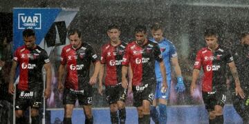 Un mal trago: aparecieron las botellas de vino \