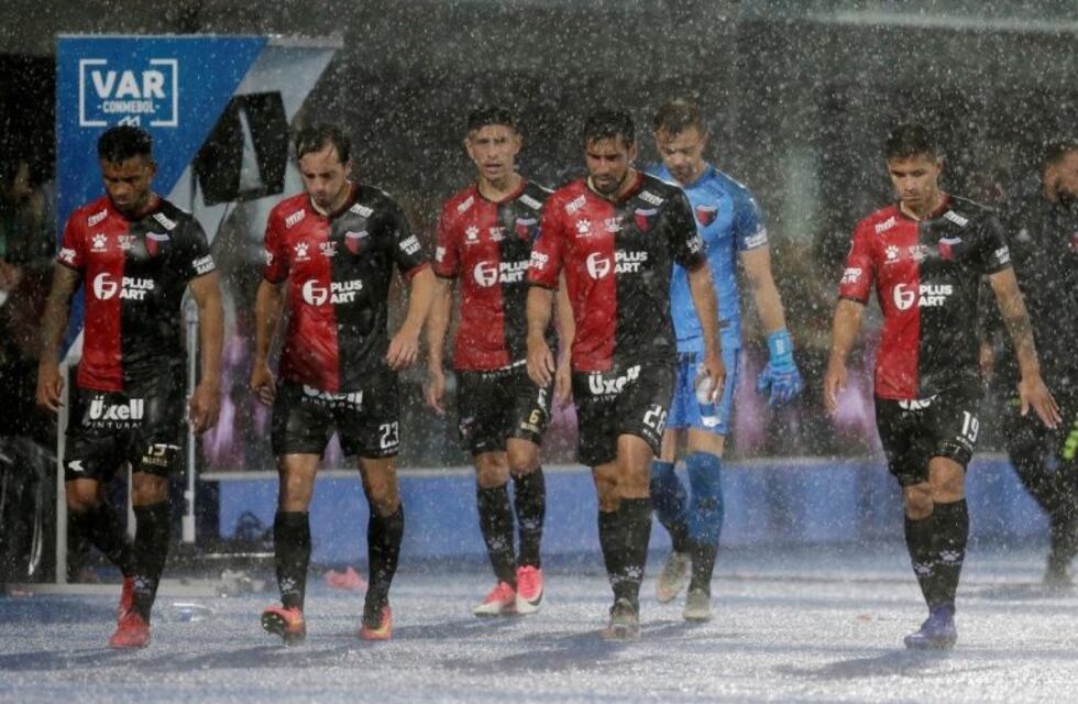 Un mal trago: aparecieron las botellas de vino "Colón campeón"