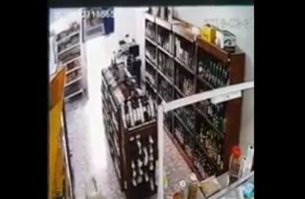 Un perro entró a un almacén, robó mercadería y después se entregó