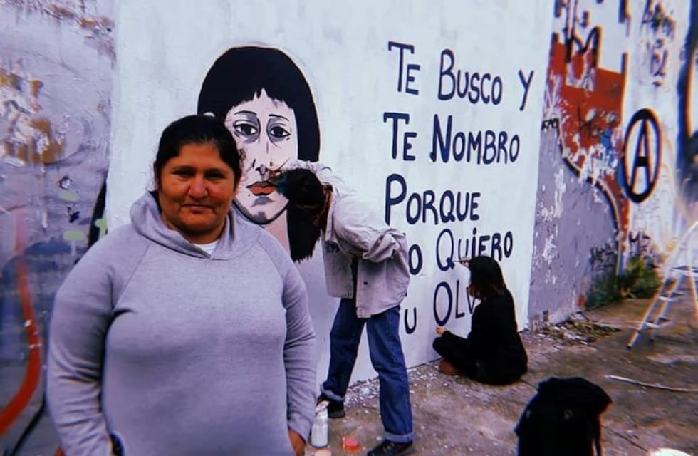 Pintan un mural con el rostro de una joven desaparecida hace 20 meses en La Plata