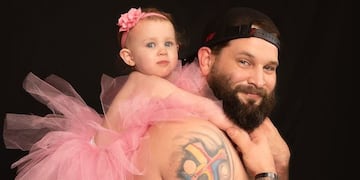 Las tiernas imágenes de un padre vestido vestido como su hija de un año (Foto: Facebook/jennfloydphotography)