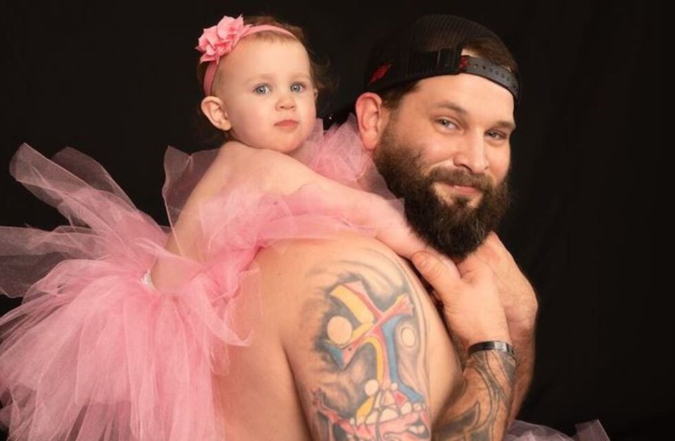 Un hombre se vistió igual que su hija de un año para una sesión de fotos y se volvió viral