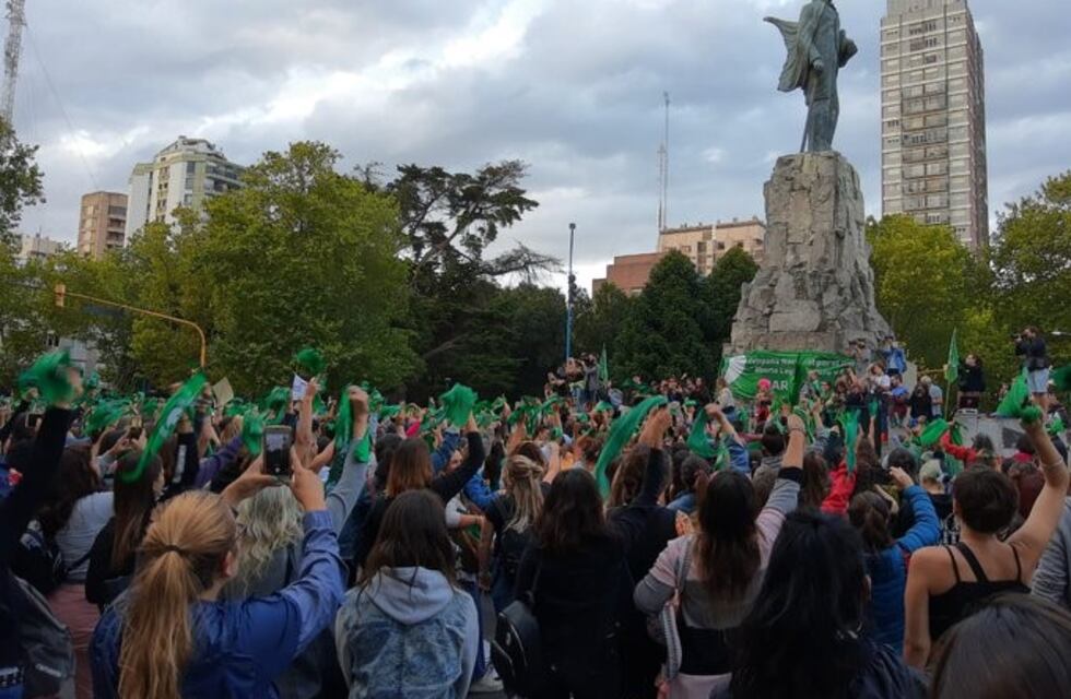 Marplatenses y turistas participaron del "Pañuelazo" en favor del aborto legal y gratuito