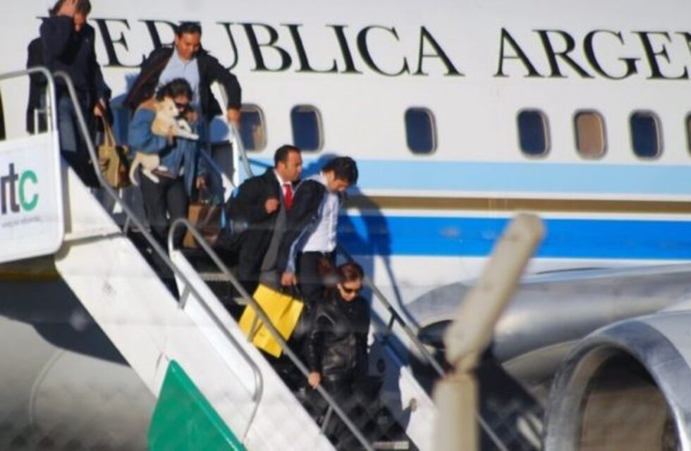 Confirman que los Kirchner usaban los aviones presidenciales para llevar diarios a Santa Cruz