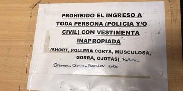 El cartel pegado en mesa de entrada de la Jefatura Policial de San Luis\u002E