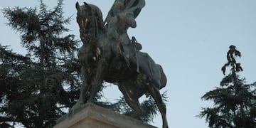 Monumento al Gral\u002E Belgrano en  la plaza central de San Salvador de Jujuy