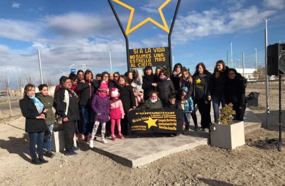 Se inauguró el Monumento de Estrellas Amarillas
