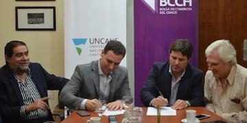 Histórico acuerdo entre la UNCAus y la Bolsa de Comercio del Chaco\u002E (Web)\u002E