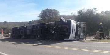 Vuelco de un camion, en Embalse